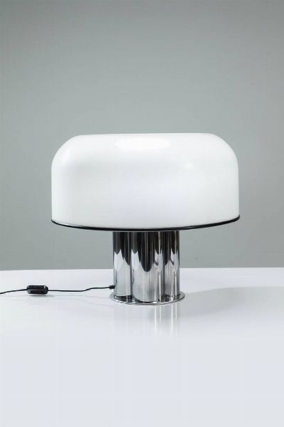 PRODUZIONE ITALIANA : Lampada da tavolo in metallo cromato  diffusore in metacrilato. Anni '70 cm 50x60  - Asta Asta 200 Illuminazione - Associazione Nazionale - Case d'Asta italiane