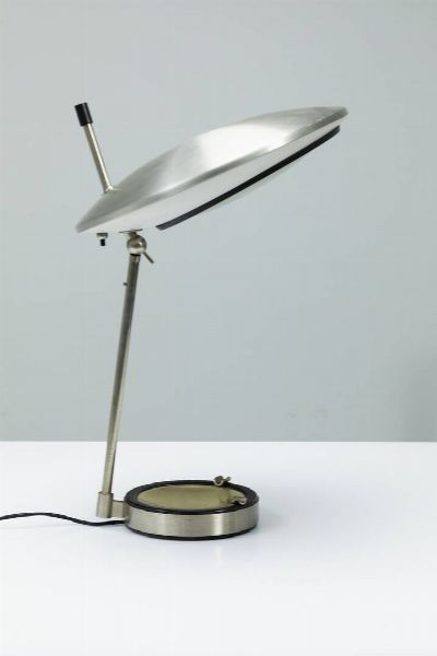 OSCAR TORLASCO : Lampada da tavolo in ottone nichelato  metallo laccato e vetro satinato. Prod. Lumi anni '50 Etichetta del Produttore cm 54x36  - Asta Asta 200 Illuminazione - Associazione Nazionale - Case d'Asta italiane