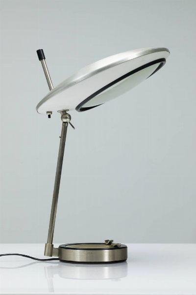 OSCAR TORLASCO : Lampada da tavolo in ottone nichelato  metallo laccato e vetro satinato. Prod. Lumi anni '50 Etichetta del Produttore cm 54x36  - Asta Asta 200 Illuminazione - Associazione Nazionale - Case d'Asta italiane