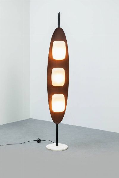 REGGIANI : Lampada da terra con struttura in legno  metallo laccato e marmo  diffusori in vetro stampato. Fine anni '60 h cm 184  - Asta Asta 200 Illuminazione - Associazione Nazionale - Case d'Asta italiane