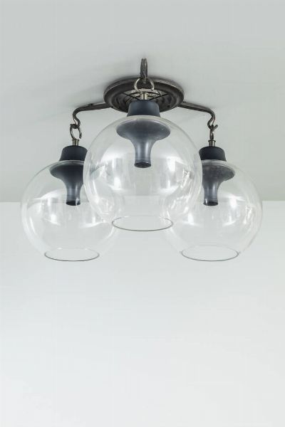 LUIGI CACCIA DOMINIONI : Lampadario con diffusori in vetro trasparente  montatura in metallo brunito. Anni '50 cm 60x85  - Asta Asta 200 Illuminazione - Associazione Nazionale - Case d'Asta italiane