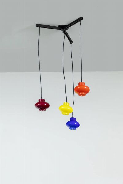 VISTOSI : Lampada a sospensione in metallo laccato  diffusori in vetro colorato. Anni '60 cm 90x45  - Asta Asta 200 Illuminazione - Associazione Nazionale - Case d'Asta italiane