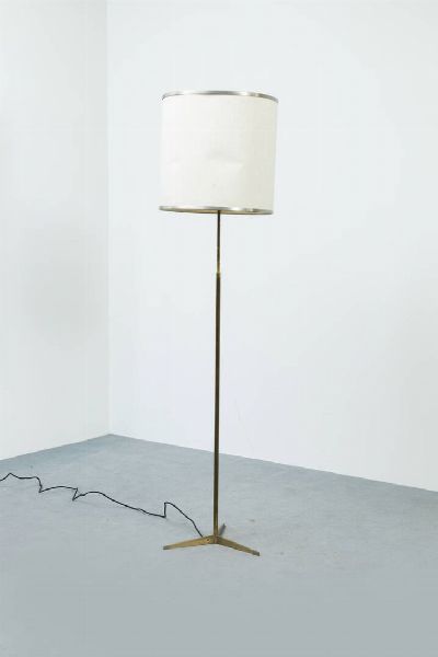 GIUSEPPE OSTUNI : Lampada da terra in ottone  paralume in carta. Anni '50 cm 173x43  - Asta Asta 200 Illuminazione - Associazione Nazionale - Case d'Asta italiane