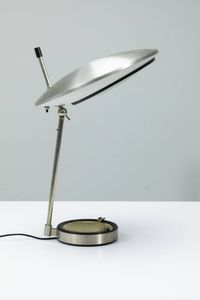 OSCAR TORLASCO : Lampada da tavolo in ottone nichelato  metallo laccato e vetro satinato. Prod. Lumi anni '50 Etichetta del Produttore cm 54x36  - Asta Asta 200 Illuminazione - Associazione Nazionale - Case d'Asta italiane