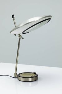 OSCAR TORLASCO : Lampada da tavolo in ottone nichelato  metallo laccato e vetro satinato. Prod. Lumi anni '50 Etichetta del Produttore cm 54x36  - Asta Asta 200 Illuminazione - Associazione Nazionale - Case d'Asta italiane