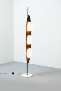 REGGIANI : Lampada da terra con struttura in legno  metallo laccato e marmo  diffusori in vetro stampato. Fine anni '60 h cm 184  - Asta Asta 200 Illuminazione - Associazione Nazionale - Case d'Asta italiane