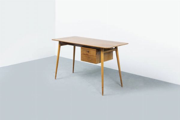 MELCHIORRE BEGA : Scrivania in legno impiallacciato con cassettiera sotto il piano. Anni '50 cm 81x140x70 Certificato di autenticit rilasciato il 24/11/2021  - Asta Asta 202 Design - Associazione Nazionale - Case d'Asta italiane