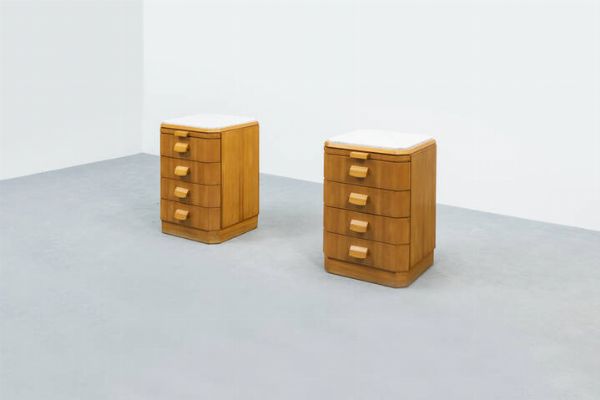 DASSI : Coppia di piccole cassettiere in legno chiaro con piano in marmo. Anni '50 cm 68x46x46  - Asta Asta 202 Design - Associazione Nazionale - Case d'Asta italiane