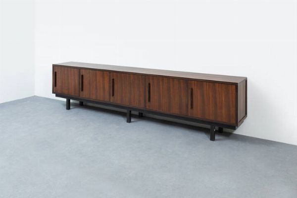 PRODUZIONE ITALIANA : Grande sideboard con struttura in legno e antine impiallacciate  sostegni in legno. Anni '60 cm 76x320x45  - Asta Asta 202 Design - Associazione Nazionale - Case d'Asta italiane