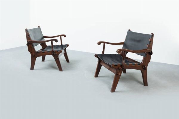 ANGELO PAZMINO : Coppia di poltrone in legno ebanizzato  seduta imbottita rivestita in pelle. Anni '60 cm 76 5x67x65  - Asta Asta 202 Design - Associazione Nazionale - Case d'Asta italiane