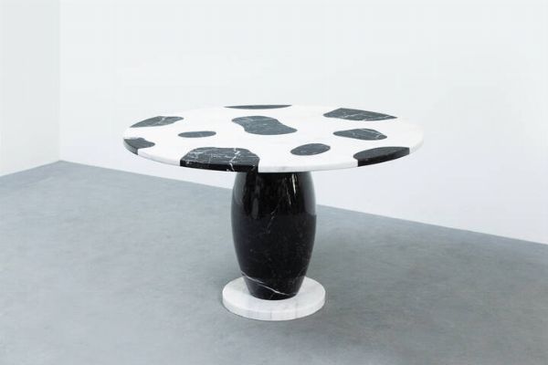 PRODUZIONE ITALIANA : Tavolo scultoreo in marmo bianco di Carrara e nero marquina. Anni '70 cm 74 5x128  - Asta Asta 202 Design - Associazione Nazionale - Case d'Asta italiane