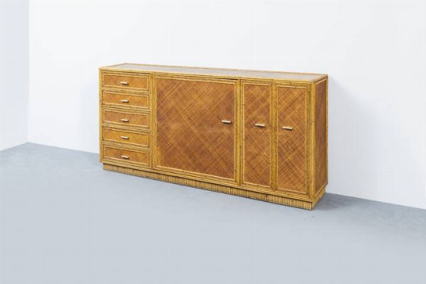 PRODUZIONE ITALIANA : Mobile credenza con ante e cassetti in bamboo e midollino  particolari in ottone. Anni '70 cm 104x220x44  - Asta Asta 202 Design - Associazione Nazionale - Case d'Asta italiane