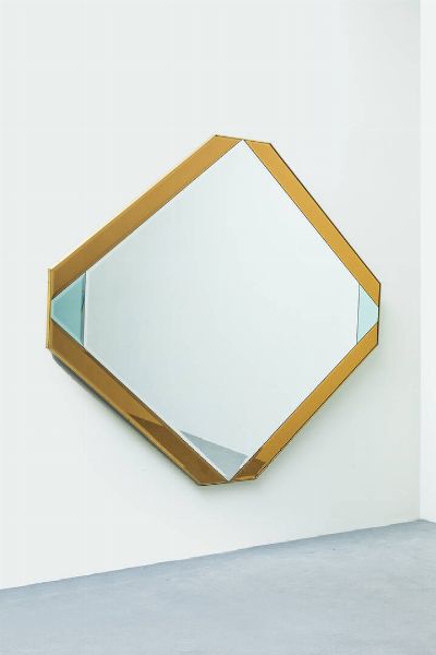 CRISTAL ART : Grande specchiera con bordi in vetro colorato. Anni '60 cm 152x182 5  - Asta Asta 202 Design - Associazione Nazionale - Case d'Asta italiane