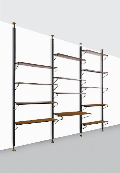 PRODUZIONE ITALIANA : Libreria con montanti in metallo laccato  terminali in ottone  piani in legno. Anni '50 cm 290x313x42 5  - Asta Asta 202 Design - Associazione Nazionale - Case d'Asta italiane