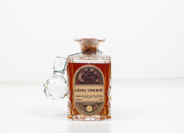 Glen Grant, Gordon & Macphail, Highland Malt Scotch Whisky 33 years old Decanter  - Asta Vini e Distillati da collezione e da investimento - Associazione Nazionale - Case d'Asta italiane