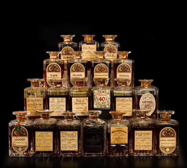 Macallan-Glenlivet, Gordon & Macphail Pure Malt Scotch Whisky 40 years old Decanter  - Asta Vini e Distillati da collezione e da investimento - Associazione Nazionale - Case d'Asta italiane