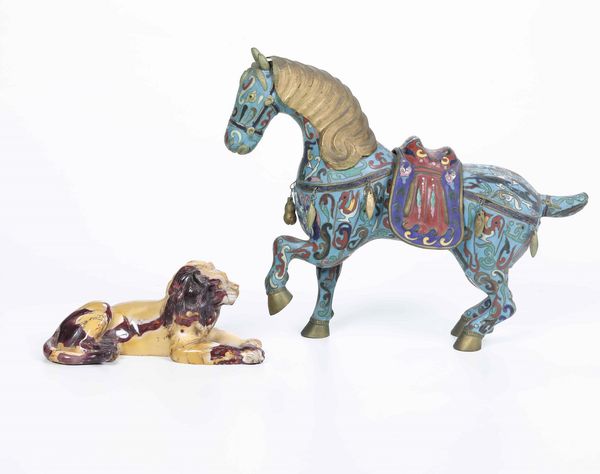 Cavallo in smalti cloisonn e leone in pietra dura  - Asta Antiquariato Aprile | Cambi Time - Associazione Nazionale - Case d'Asta italiane