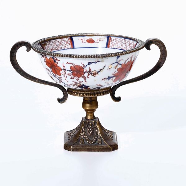 Tazza in porcellana con decori floreali con base e manici in bronzo Manifattura del XIX secolo  - Asta Antiquariato Aprile | Cambi Time - Associazione Nazionale - Case d'Asta italiane