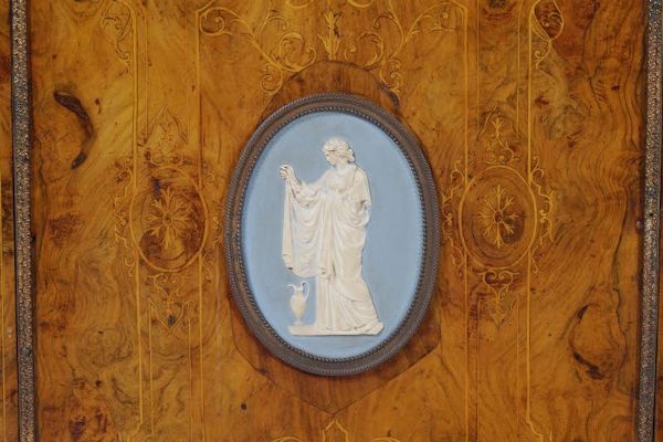 Credenza lastronata e intarsiata, XIX secolo  - Asta Antiquariato Aprile | Cambi Time - Associazione Nazionale - Case d'Asta italiane