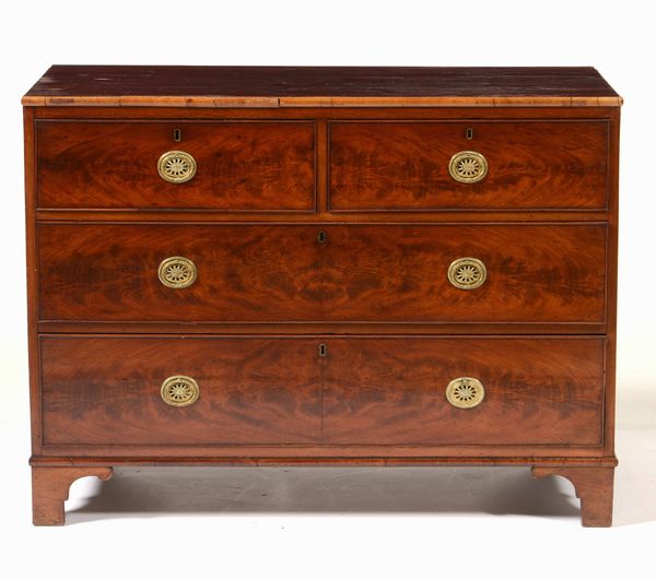 Commode lastronata in piuma di mogano. Inghilterra, XIX secolo  - Asta Antiquariato Aprile | Cambi Time - Associazione Nazionale - Case d'Asta italiane