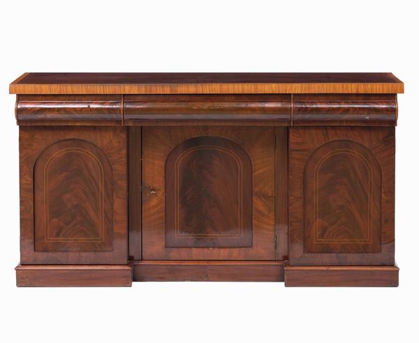 Credenza lastronata in piuma di mogano a tre ante. XIX secolo  - Asta Antiquariato Aprile | Cambi Time - Associazione Nazionale - Case d'Asta italiane