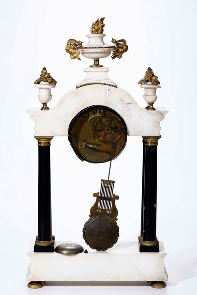 Pendola a portico, marmi e bronzo dorato, XIX secolo  - Asta Antiquariato Aprile | Cambi Time - Associazione Nazionale - Case d'Asta italiane