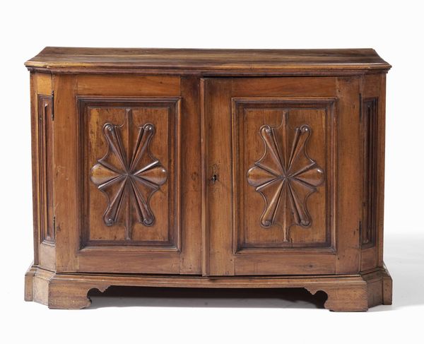 Credenza in noce a due ante pannellate. Genova, XVIII secolo  - Asta Antiquariato Aprile | Cambi Time - Associazione Nazionale - Case d'Asta italiane