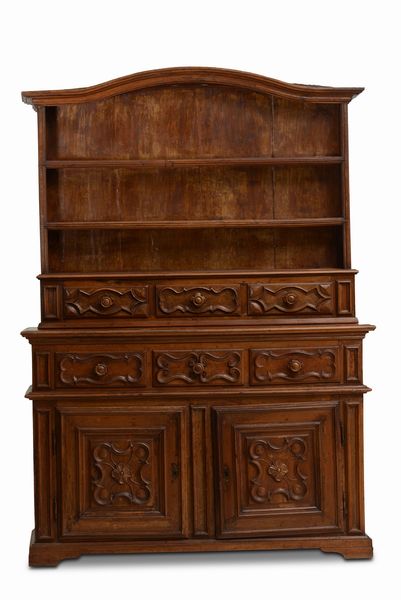 Grande credenza in noce con alzata a giorno. Piemonte, XVIII secolo  - Asta Antiquariato Aprile | Cambi Time - Associazione Nazionale - Case d'Asta italiane