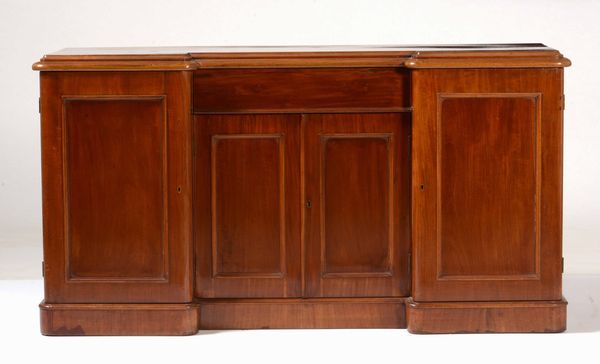 Credenza a quattro ante pannellate. Inghilterra, XIX secolo  - Asta Antiquariato Aprile | Cambi Time - Associazione Nazionale - Case d'Asta italiane