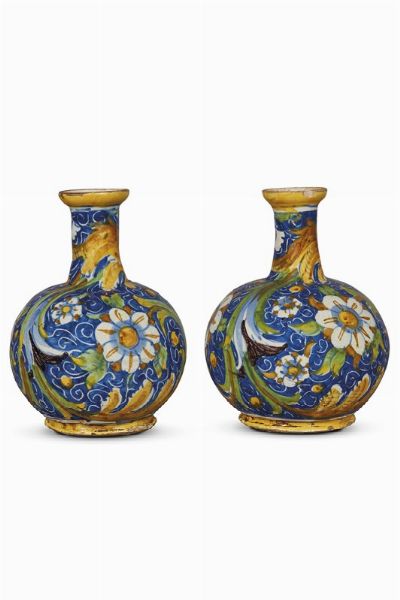 COPPIA DI BOTTIGLIE, VENEZIA, BOTTEGA DI MASTRO DOMENICO, 1570-1575 CIRCA  - Asta Ceramica. Maioliche e porcellane dal XVI al XIX secolo | A Tempo  - Associazione Nazionale - Case d'Asta italiane