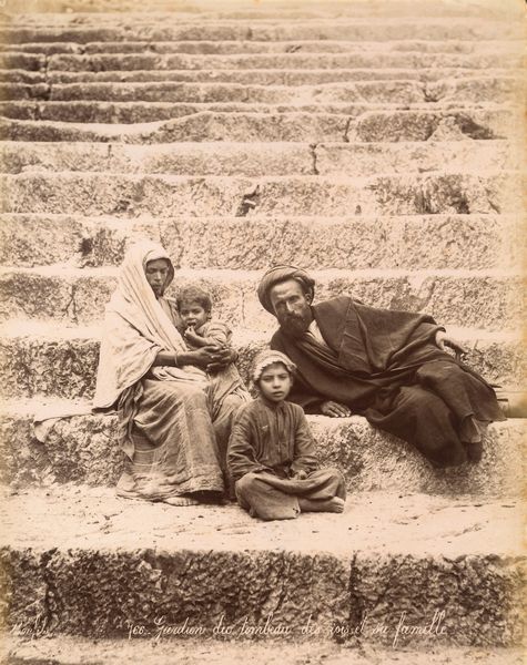 ,Félix Bonfils : Gardien du tombeaux des rois et sa famille  - Asta Fotografia dell'800: album di viaggio - Associazione Nazionale - Case d'Asta italiane