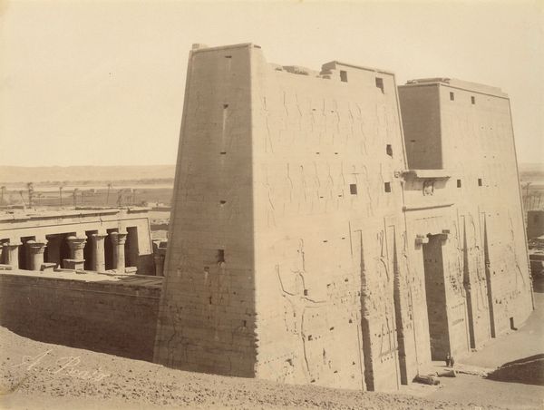 ,Antonio Beato : Edfou, Pylone et Temple  - Asta Fotografia dell'800: album di viaggio - Associazione Nazionale - Case d'Asta italiane