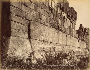 ,Félix Bonfils : Pierre du midi a Balbek. Syrie ; Mur cyclopen  Balbek, Syrie  - Asta Fotografia dell'800: album di viaggio - Associazione Nazionale - Case d'Asta italiane