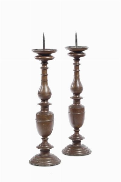 Coppia di candelieri in bronzo con stemma nobiliare inciso, XVIII secolo  - Asta Antiquariato - Associazione Nazionale - Case d'Asta italiane