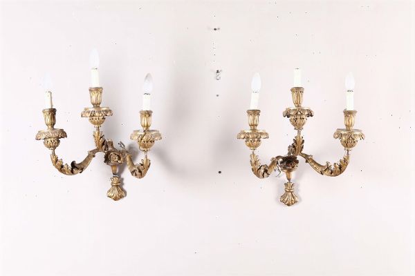 Coppia di bracci in legno intagliato e dorato a tre luci, Genova XVIII secolo  - Asta Antiquariato - Associazione Nazionale - Case d'Asta italiane