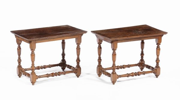 Coppia tavolini in noce con gambe a rocchetto, XIX secolo  - Asta Antiquariato - Associazione Nazionale - Case d'Asta italiane