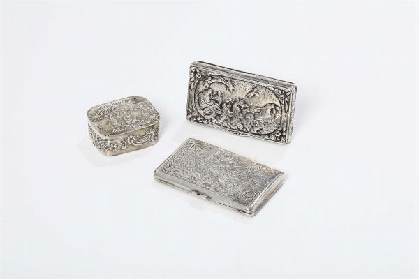 Lotto di due scatoline in argento e portasigarette inglese  - Asta Antiquariato - Associazione Nazionale - Case d'Asta italiane