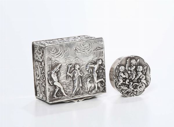 Due scatolette in argento sbalzato, una Inghilterra XX secolo  - Asta Antiquariato - Associazione Nazionale - Case d'Asta italiane