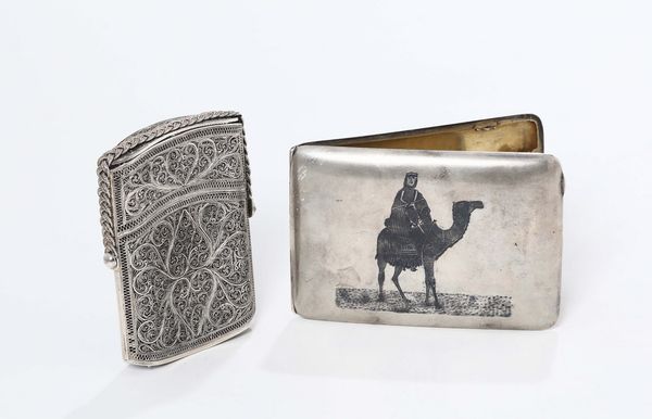 Due portasigarette, uno in argento ed uno in filigrana, Arabia XX secolo  - Asta Antiquariato - Associazione Nazionale - Case d'Asta italiane