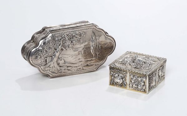 Due scatole in argento sbalzato, Inghilterra XX secolo  - Asta Antiquariato - Associazione Nazionale - Case d'Asta italiane