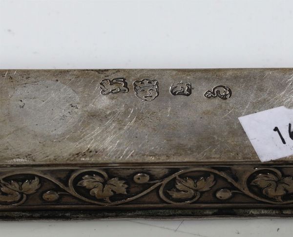 Tre scatole rettangolari in argento sbalzato, Inghilterra XX secolo  - Asta Antiquariato - Associazione Nazionale - Case d'Asta italiane