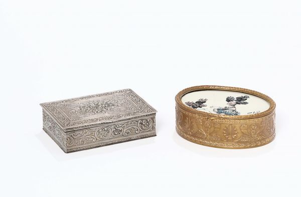 Una scatola rettangolare in argento sbalzato e una ovale in rame dorato con miniatura  - Asta Antiquariato - Associazione Nazionale - Case d'Asta italiane