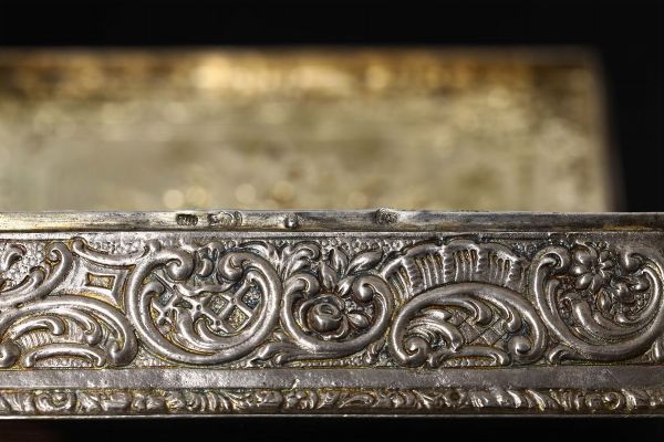 Una scatola rettangolare in argento sbalzato e una ovale in rame dorato con miniatura  - Asta Antiquariato - Associazione Nazionale - Case d'Asta italiane