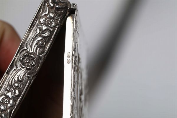 Scatola in argento con bolli di fantasia e tabacchiera rettangolare in argento, XX secolo  - Asta Antiquariato - Associazione Nazionale - Case d'Asta italiane