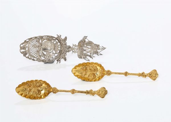 Coppia di cucchiai in argento dorato e un cucchiaio in argento, Olanda  - Asta Antiquariato - Associazione Nazionale - Case d'Asta italiane