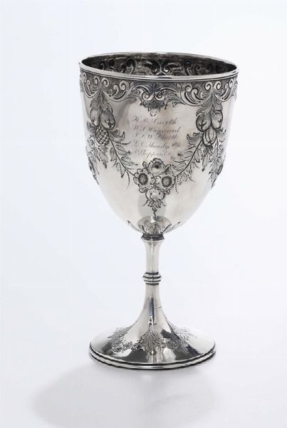 Coppa in argento sbalzato, Inghilterra 1877 secolo  - Asta Antiquariato - Associazione Nazionale - Case d'Asta italiane