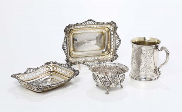 Insieme di ciotola, due vaschette e boccale in argento, XX secolo  - Asta Antiquariato - Associazione Nazionale - Case d'Asta italiane