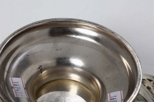 Centrotavola in argento con bordo traforato, Inghilterra XX secolo  - Asta Antiquariato - Associazione Nazionale - Case d'Asta italiane