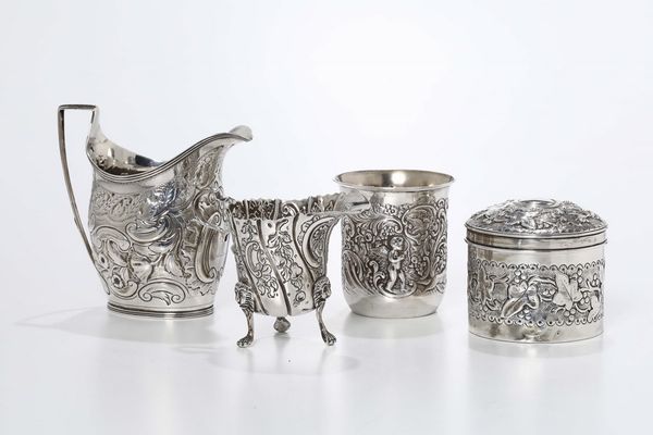 Insieme di oggetti in argento sbalzato, Inghilterra XX secolo  - Asta Antiquariato - Associazione Nazionale - Case d'Asta italiane