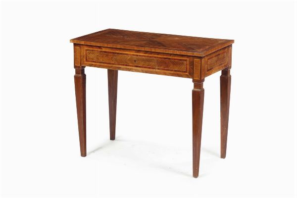 Tavolino interamente lastronato, XIX secolo  - Asta Antiquariato - Associazione Nazionale - Case d'Asta italiane
